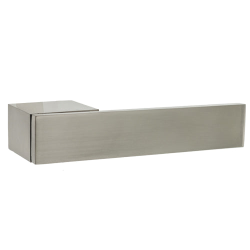 Manilla con roseta rectangular en acabado níquel satinado para puertas modelo 1045