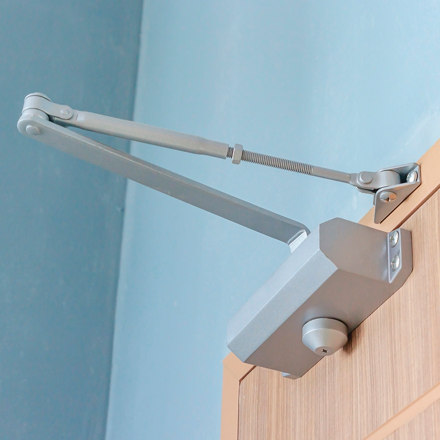 Sistema hidráulico DOOR CLOSER com retentor